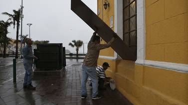 Ojo de huracán Willa llegó a México y miles de evacuados se resguardan en refugios