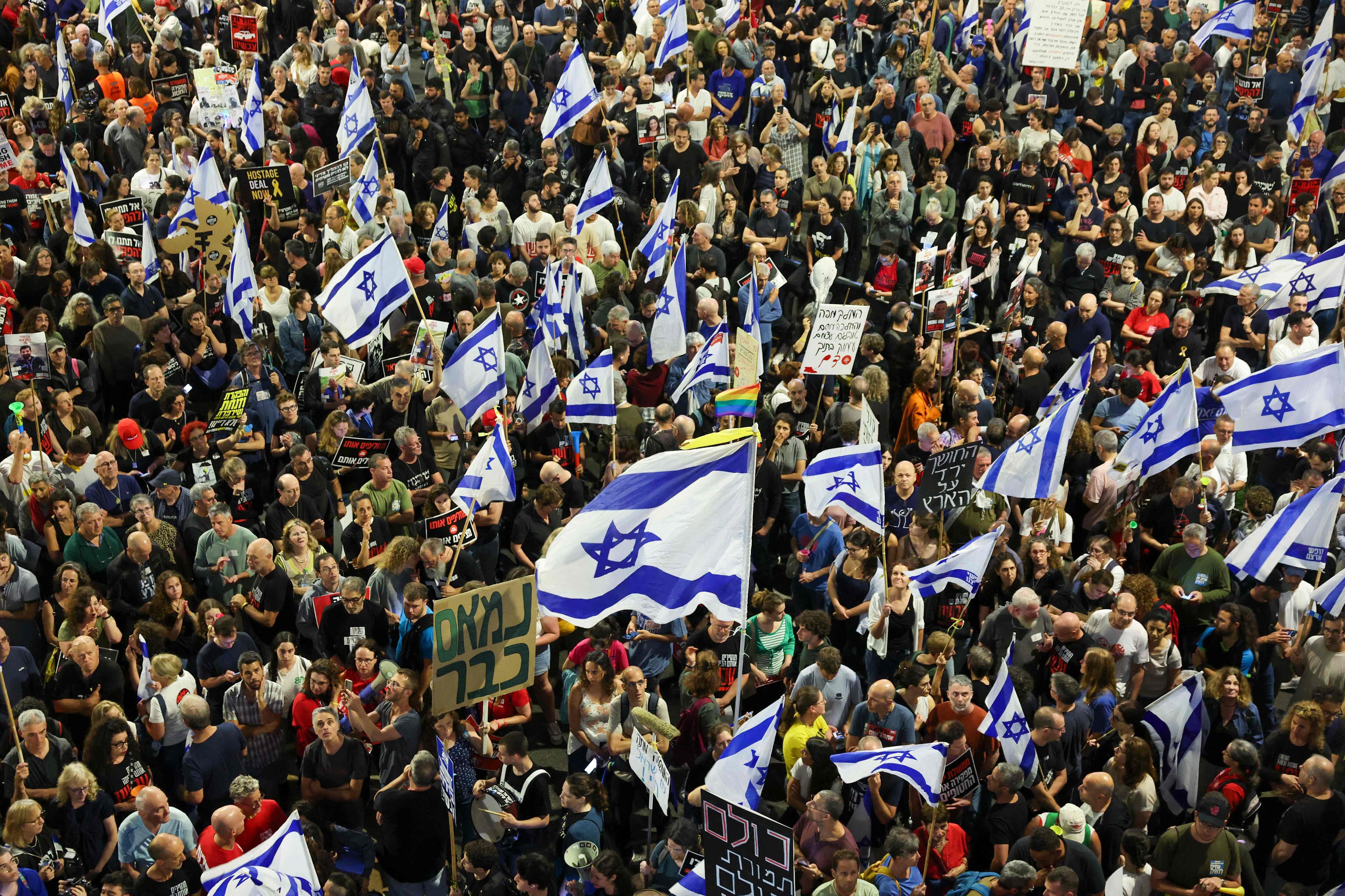 Protestas el 27 de abril del 2024, en Tel Aviv, contra el gobierno de Netanyahu y para exigir la liberación de los rehenes tomados por Hamás.