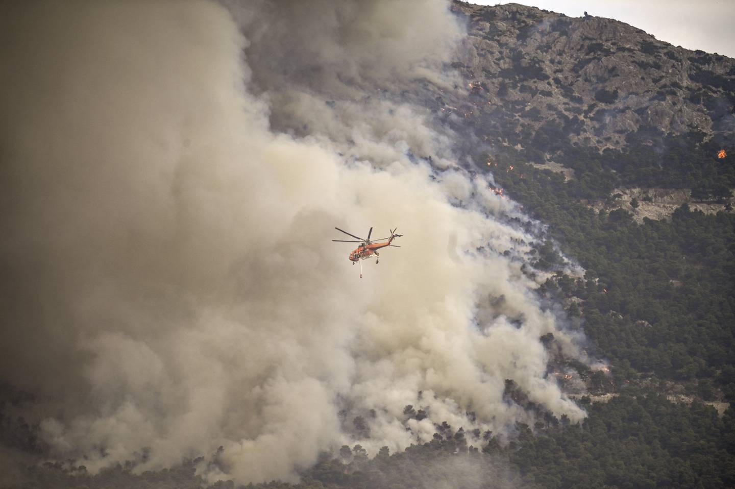 Una grúa aérea Sikorsky S-64 sobrevuela un incendio forestal que se propaga cerca de Archanes, al norte de Atenas.