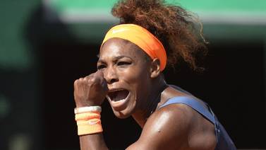 Serena Williams sufre pero gana y sigue el camino a su segundo Roland Garros