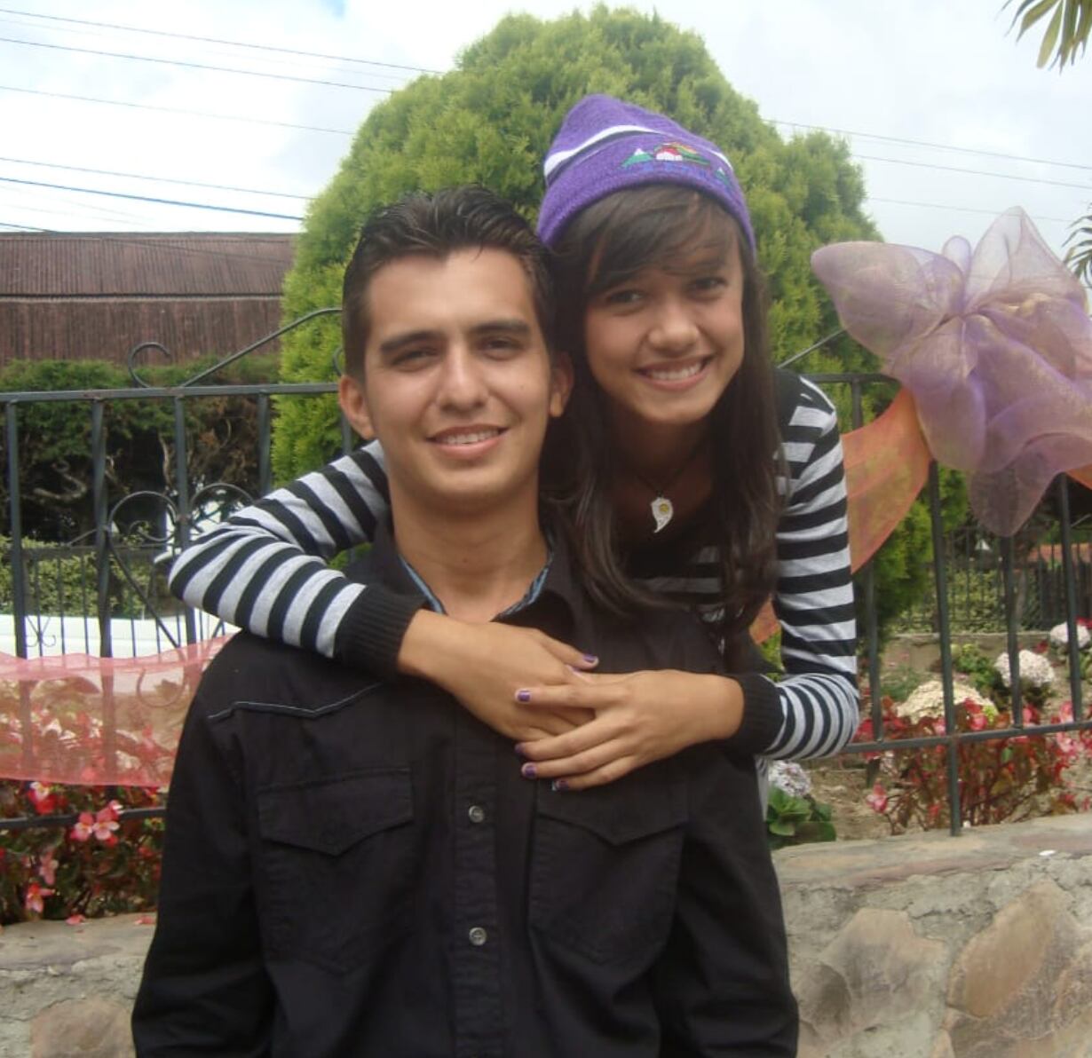 Donny junto a su hermana Diveana, hace varios años, en Venezuela. 