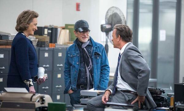 Meryl Streep, Steven Spielberg y Tom Hanks en 'The Post'. Foto: Niko Tavernise/Fox Pictures.