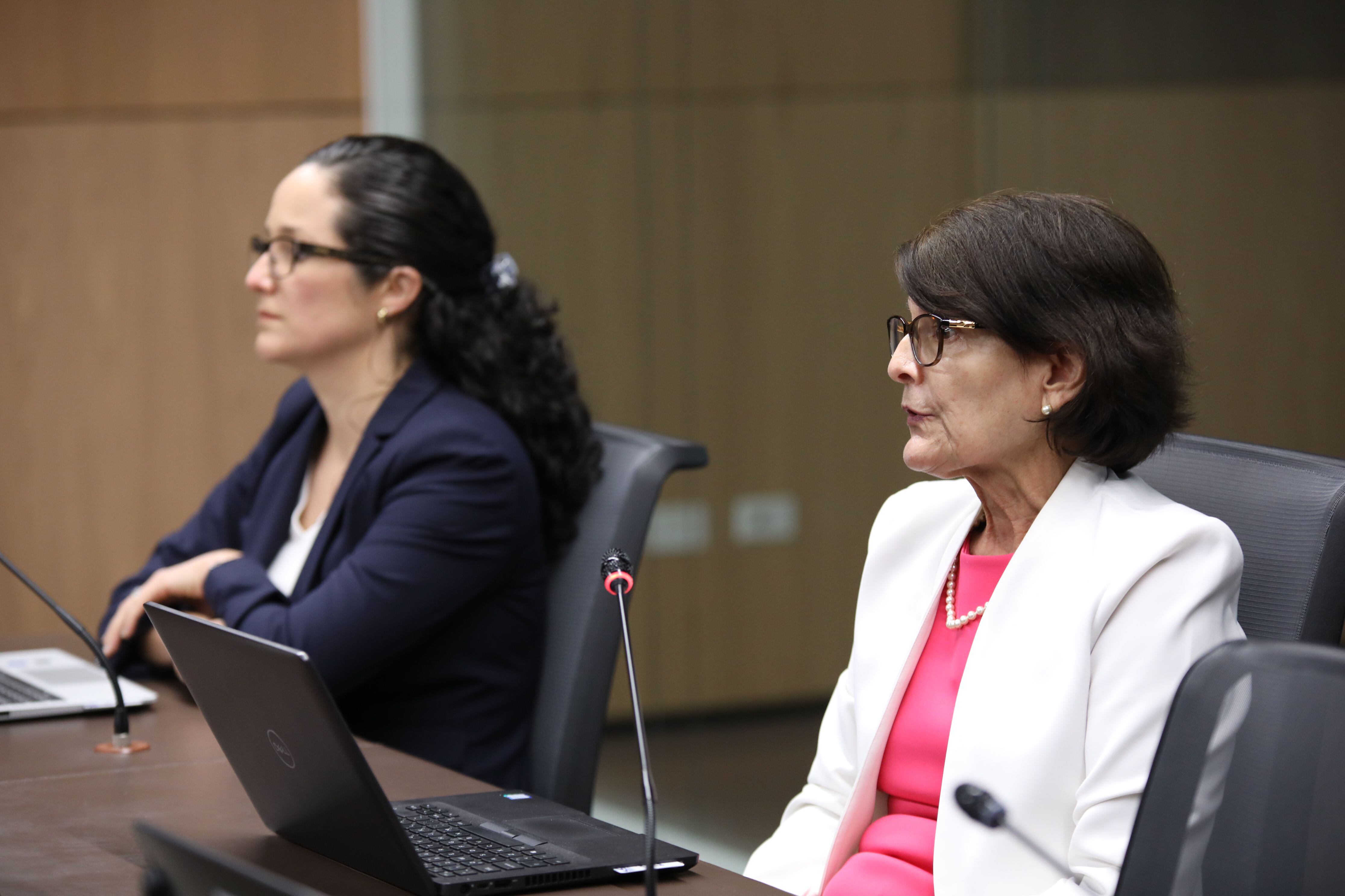 La procuradora general adjunta, Magda Inés Rojas (derecha), se acogió a su jubilación tras más de 40 años de trabajar para la PGR.