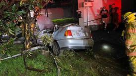 Conductora de 23 años muere al chocar auto contra árbol en Grecia