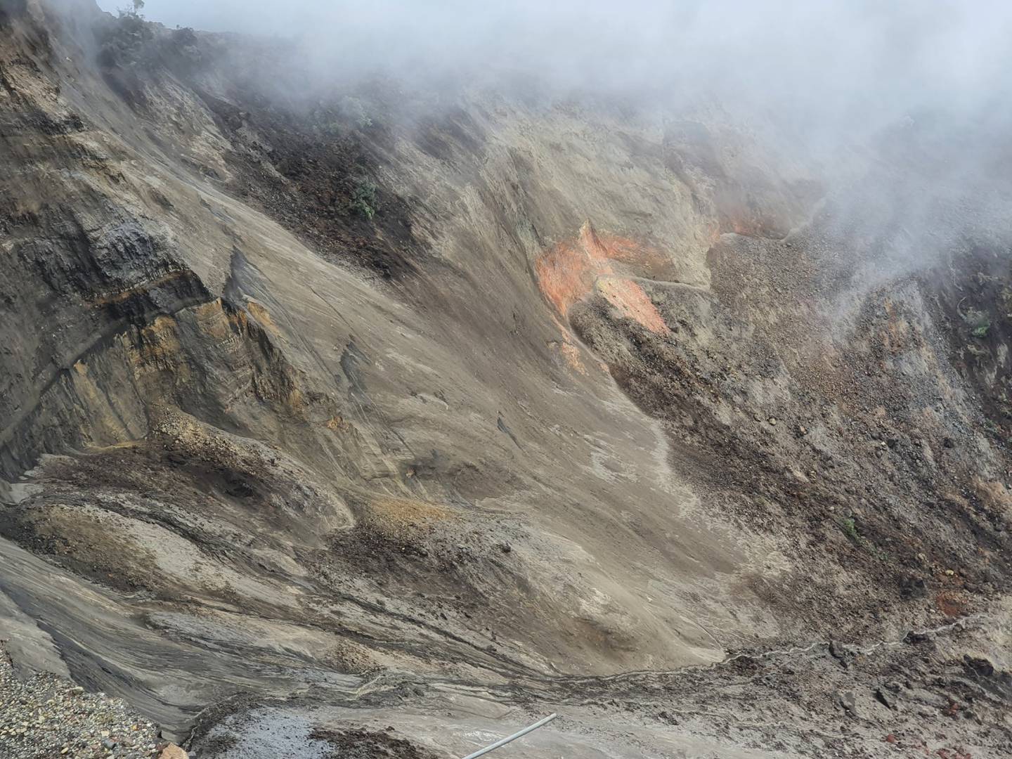 Los millones de metros cúbicos de rocas volcánicas, arena, arbustos y lodo quedaron a merced de las lluvias en una zona deshabitada. Foto: CNE.
