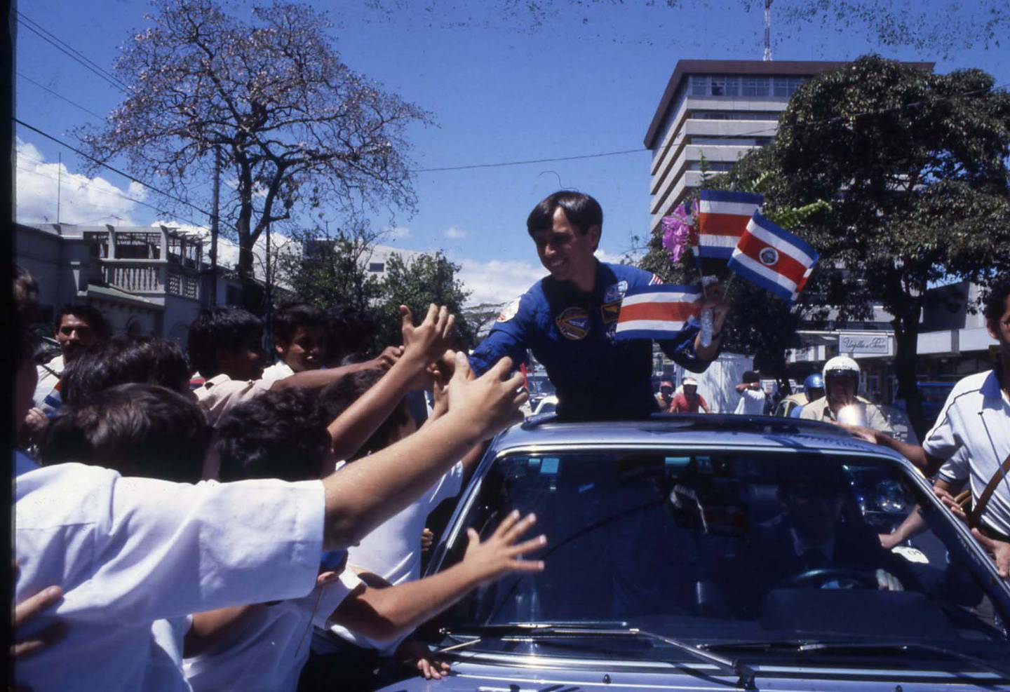 28 mayo 1998. Paseo Colon llegada del astronaura Franklin Chang a San José milies de personas lo reciben Franklin Chang.