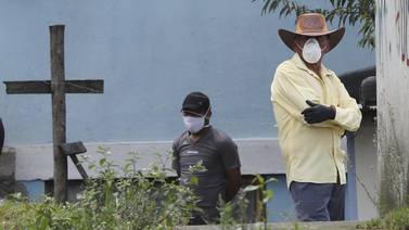 Ecuador admite ‘problemas’ en manejo de muertos durante la pandemia