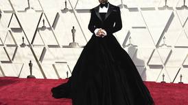 Cantante y actor Billy Porter inaugura alfombra roja de los Óscar con esmoquin y falda negra hasta el piso 