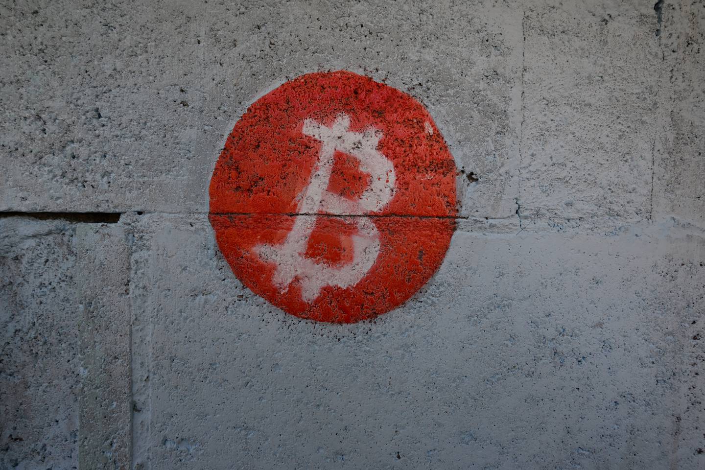 Se ve un logotipo de bitcoin en la pared de la habitación que el bitcoiner estadounidense Corbin Keegan construyó en el patio de una casa de pescadores en Playa Blanca.