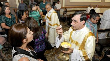 Iglesia católica aconseja entregar la hostia en la mano para prevenir contagio de AH1N1