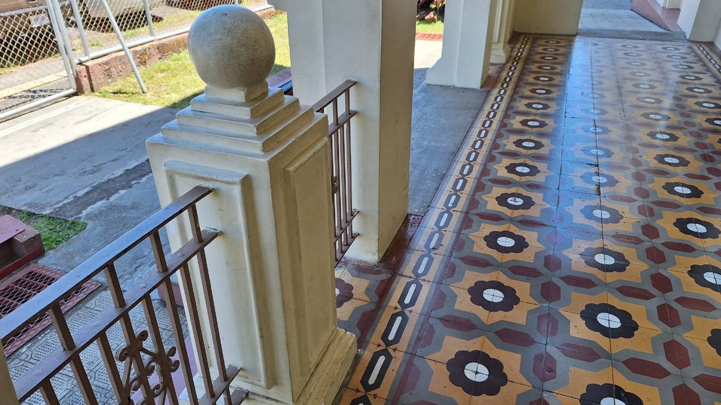 Los pisos, columnas y rejas son parte de la belleza patrimonial de la escuela de Santo Domingo de Heredia.

Fotografía: Centro de Patrimonio