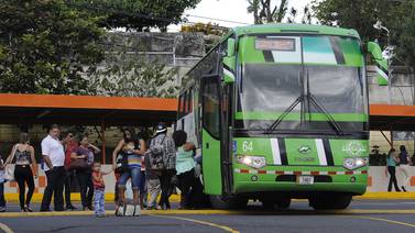  Autobuseros redoblan esfuerzos para atender a miles de viajeros