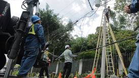 CNFL reubica los primeros cinco postes que estorbaban en calle Lajas