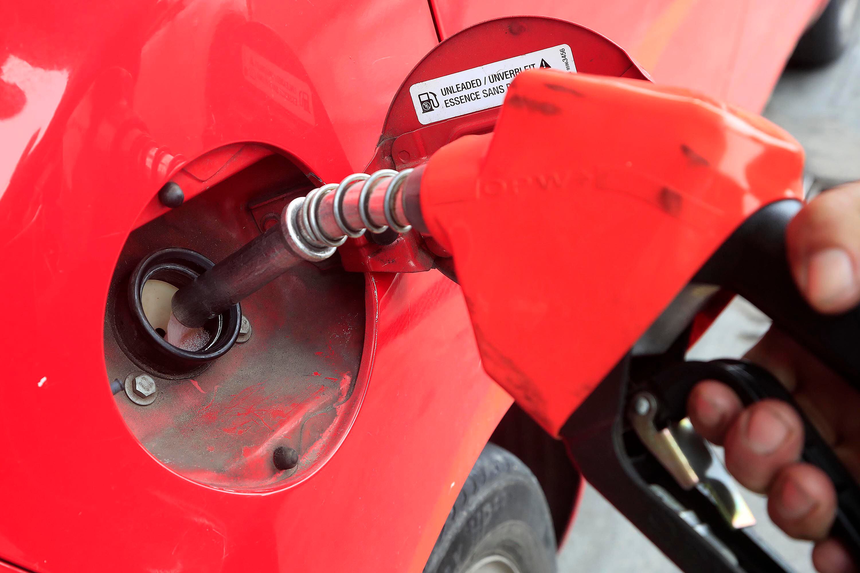El precio de los combustibles con más rebaja prevista es la gasolina regular cuyo precio pasará de. Fotografía: