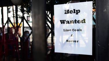 Estados Unidos recupera empleos pero la escasez de trabajadores sigue pesando