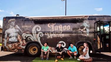 Tattoo on Wheels, donde los tatuajes viajan en un ‘chuzo’ de bus 