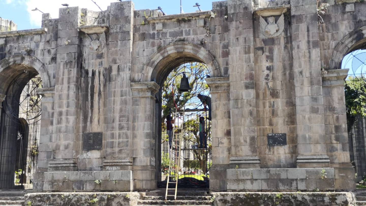 Un proyecto de ley pretende declarar la campana del arco principal de Las Ruinas como símbolo nacional. Este viernes, trabajadores permanecían en el sitio. Foto: Keyna Calderón