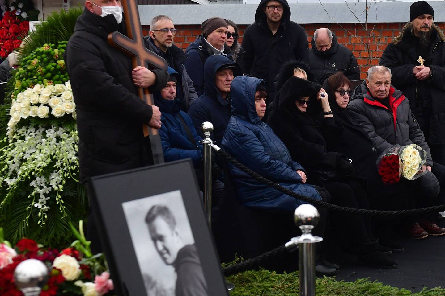 Lyudmila Navalnaya (tercera derecha) y Anatoly Navalny (segunda derecha), padres del difunto líder de la oposición rusa Alexei Navalny, asisten a una ceremonia fúnebre de su hijo en el cementerio de Borisovo en el distrito de Maryino en Moscú. (Foto de Olga MALTSEVA /AFP)
