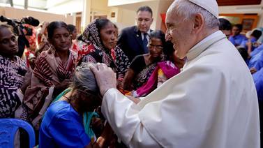 Papa cierra gira en Asia con visita a hospital