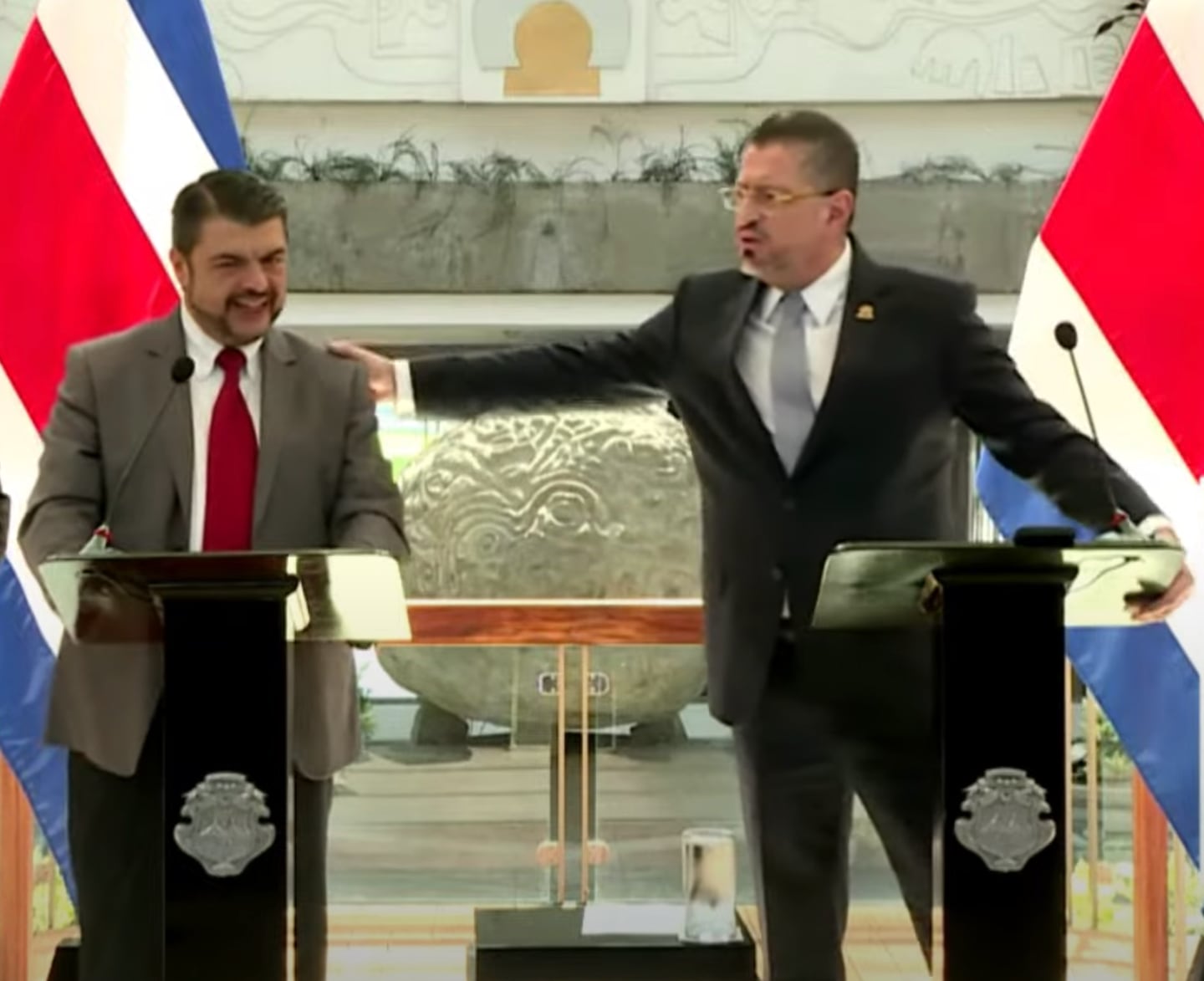 El presidente Rodrigo Chaves y el ministro de Seguridad, Mario Zamora, se refieren al decomiso de armas, durante la conferencia de prensa anterior al Consejo de Gobierno. Foto: Captura de pantalla