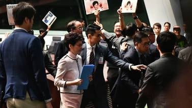 Diputados de Hong Kong abuchean e impiden discurso de la jefa del Gobierno