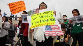 Cientos de personas participan en misa en frontera entre México y Estados Unidos