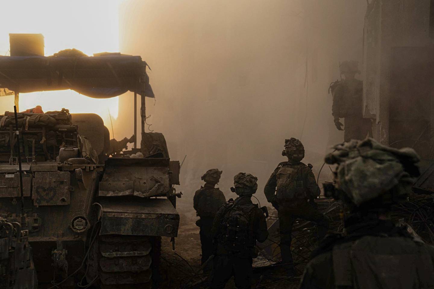 Esta fotografía publicada por el ejército israelí muestra a soldados operando en la Franja de Gaza en medio de continuas batallas entre Israel y el grupo militante palestino Hamás.