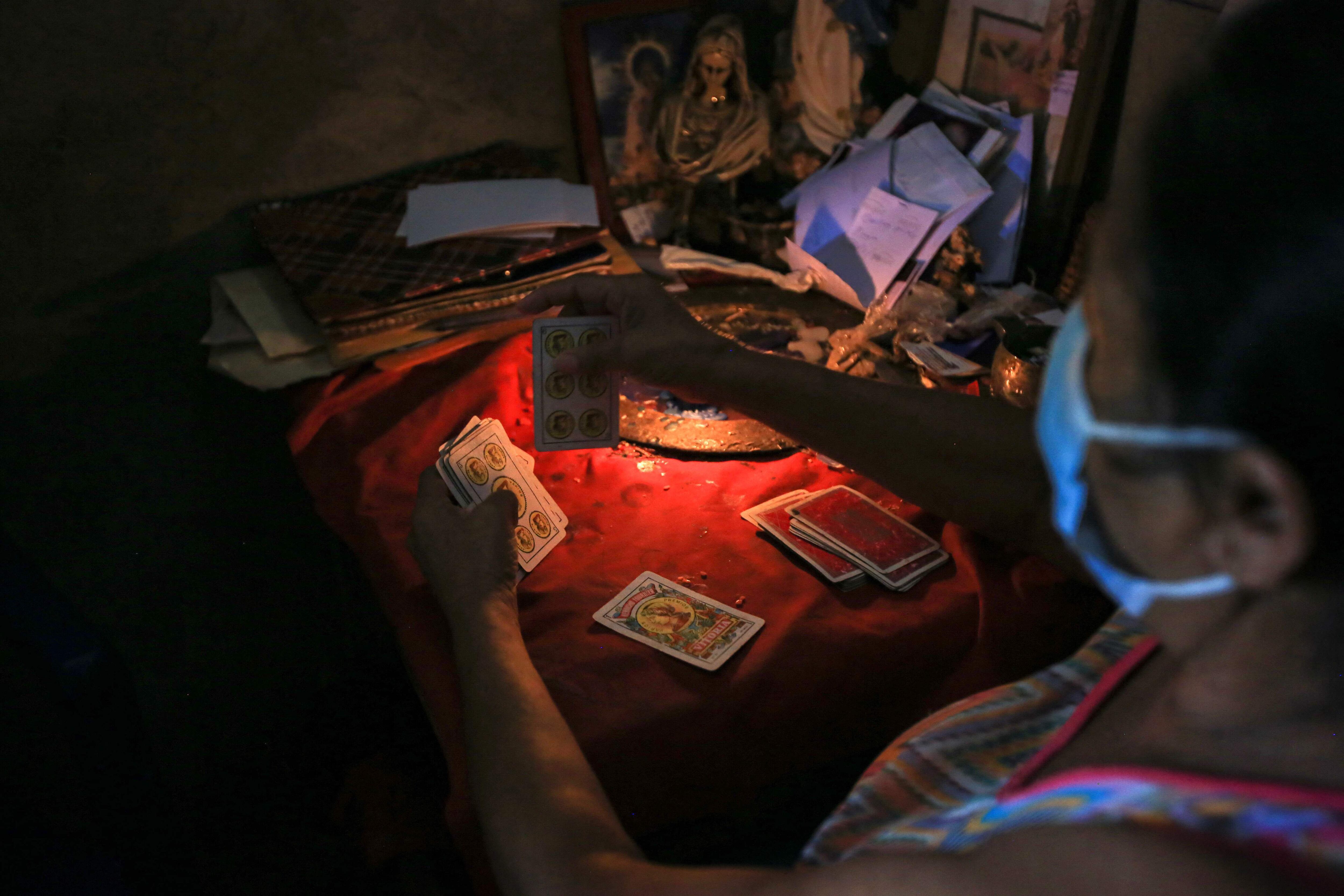María Vargas, una curandera tradicional, baraja las cartas durante una entrevista con AFP en el pueblo de Diriomo, también conocido como el pueblo de las brujas, en el departamento de Granada, Nicaragua.