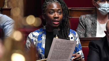 Políticos de Francia repudian publicación por presentar como esclava a diputada negra