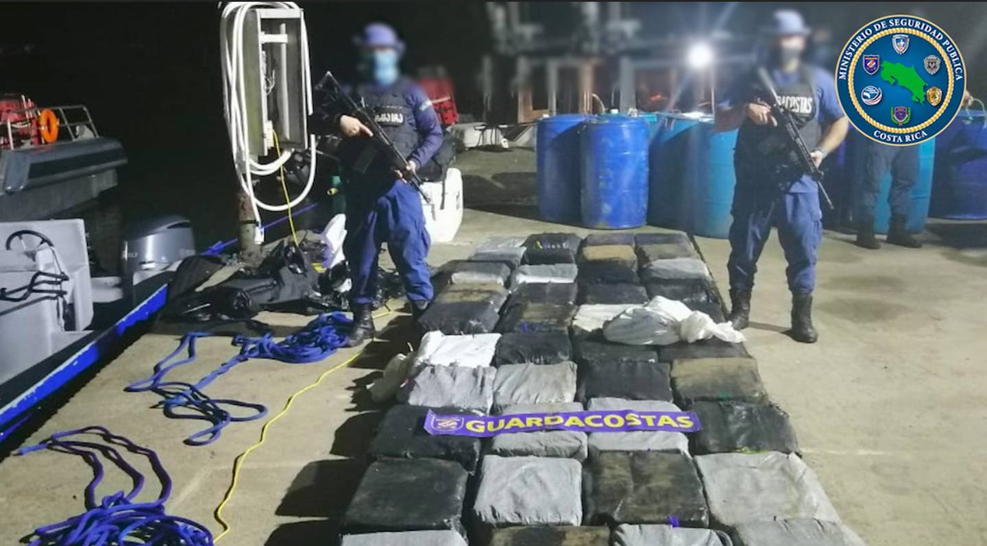 La droga fue desembarcada en Limón en un operativo que terminó la madrugada de este miércoles y luego se trasladó vía aérea a Base Dos, Alajuela. Foto: MSP.