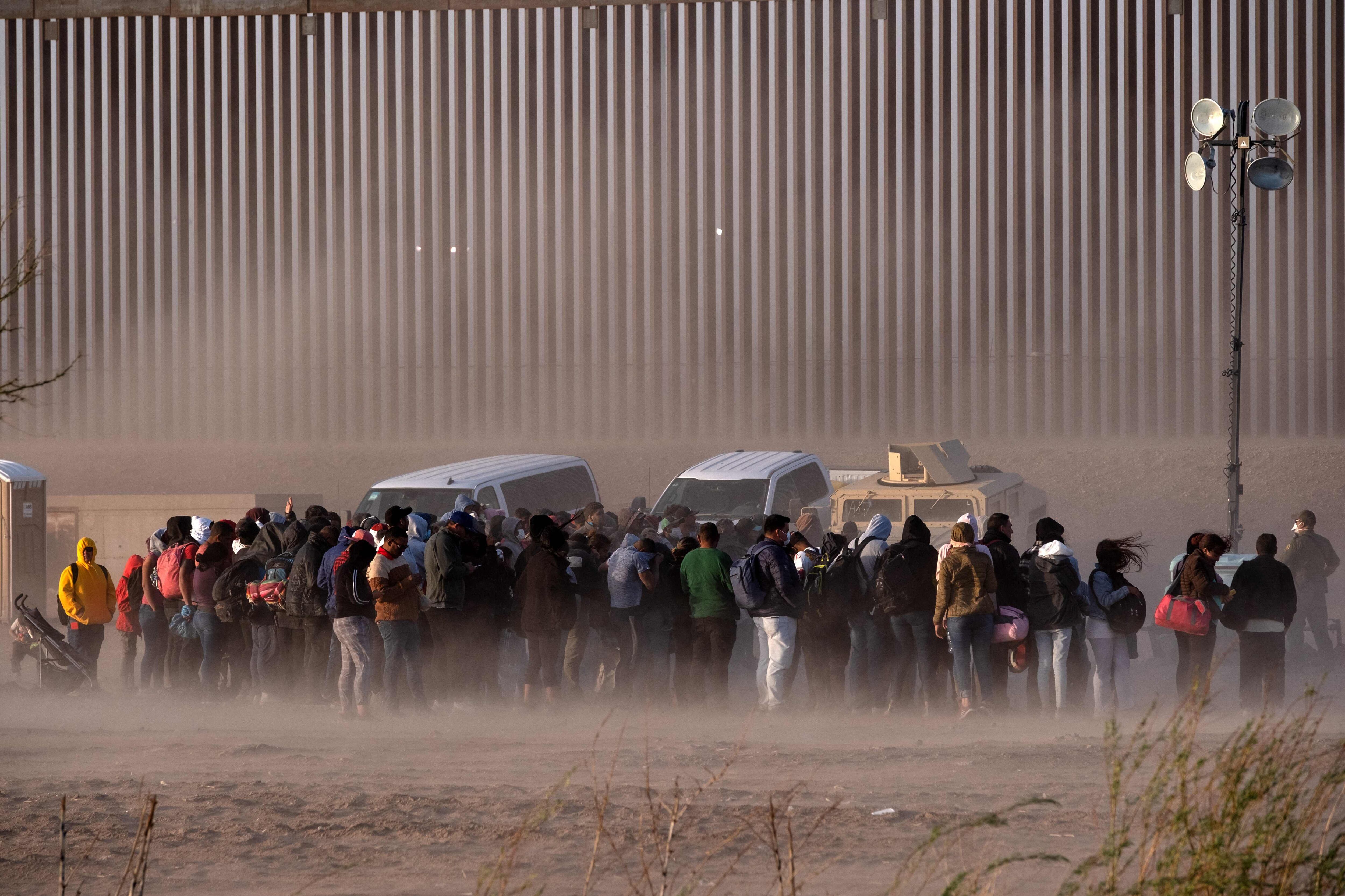 Ciudad fronteriza con México está en estado de emergencia a la espera de ‘miles de migrantes’