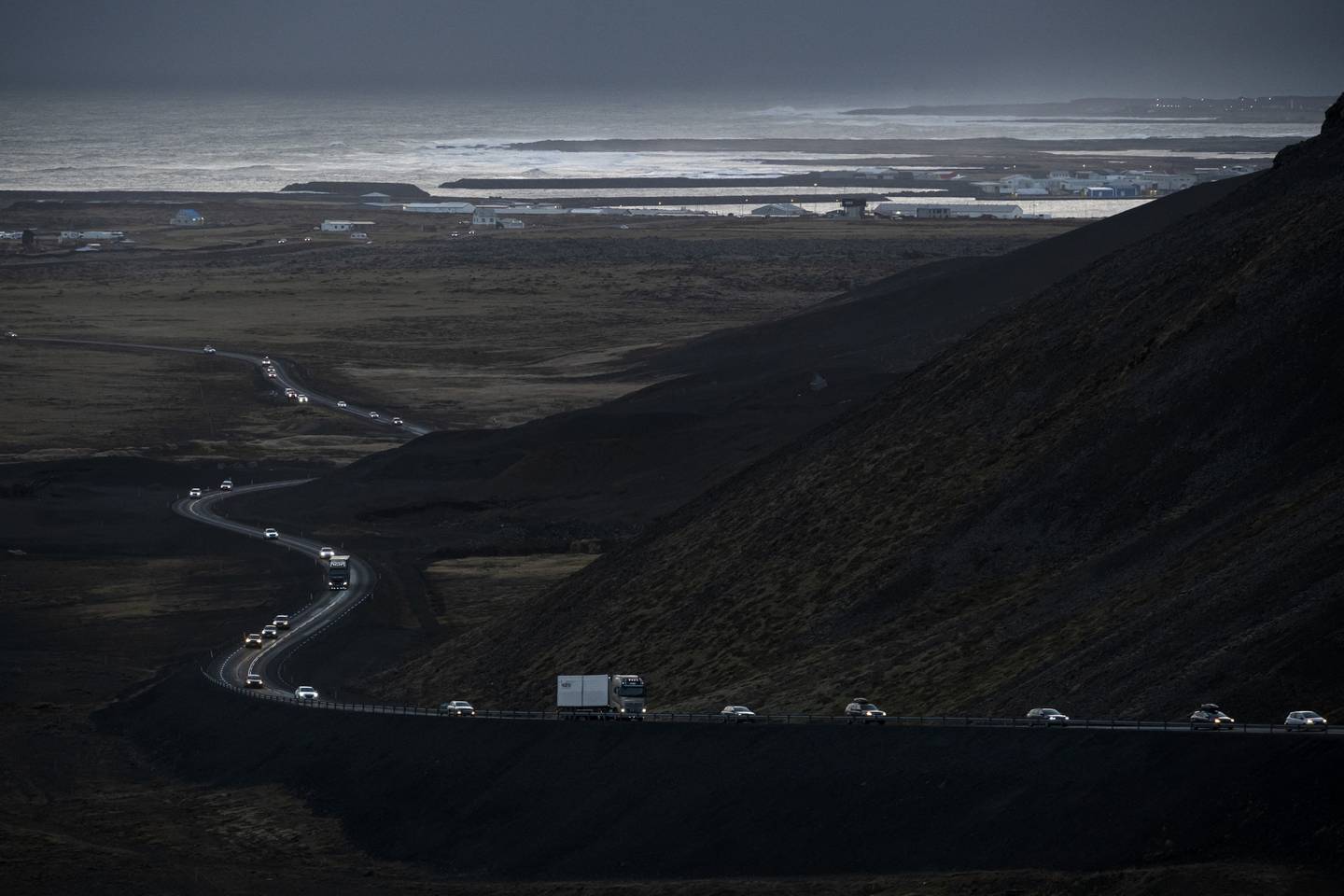 Vehículos saliendo de la ciudad de Grindavik, en el suroeste de Islandia, durante la evacuación tras los terremotos.