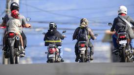 Motociclistas cuestionan proyecto que los obligaría a portar número de placa en casco  y chaleco