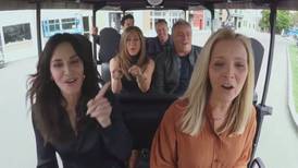(Video) Actores de ‘Friends’ cantan el tema de la serie y se llevan un pequeño susto en ‘Carpool Karaoke’