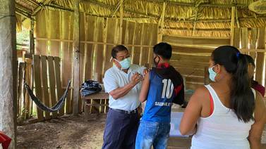 Sacerdotes, dirigentes indígenas y futbolistas ayudan a promover vacunación en Limón