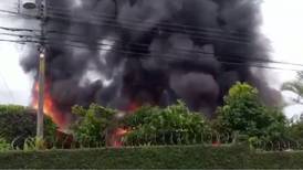 Fábrica de colchones en Palmares fue consumida por las llamas