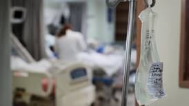 Hospitales retoman cirugías y citas tras caída en casos de covid-19  