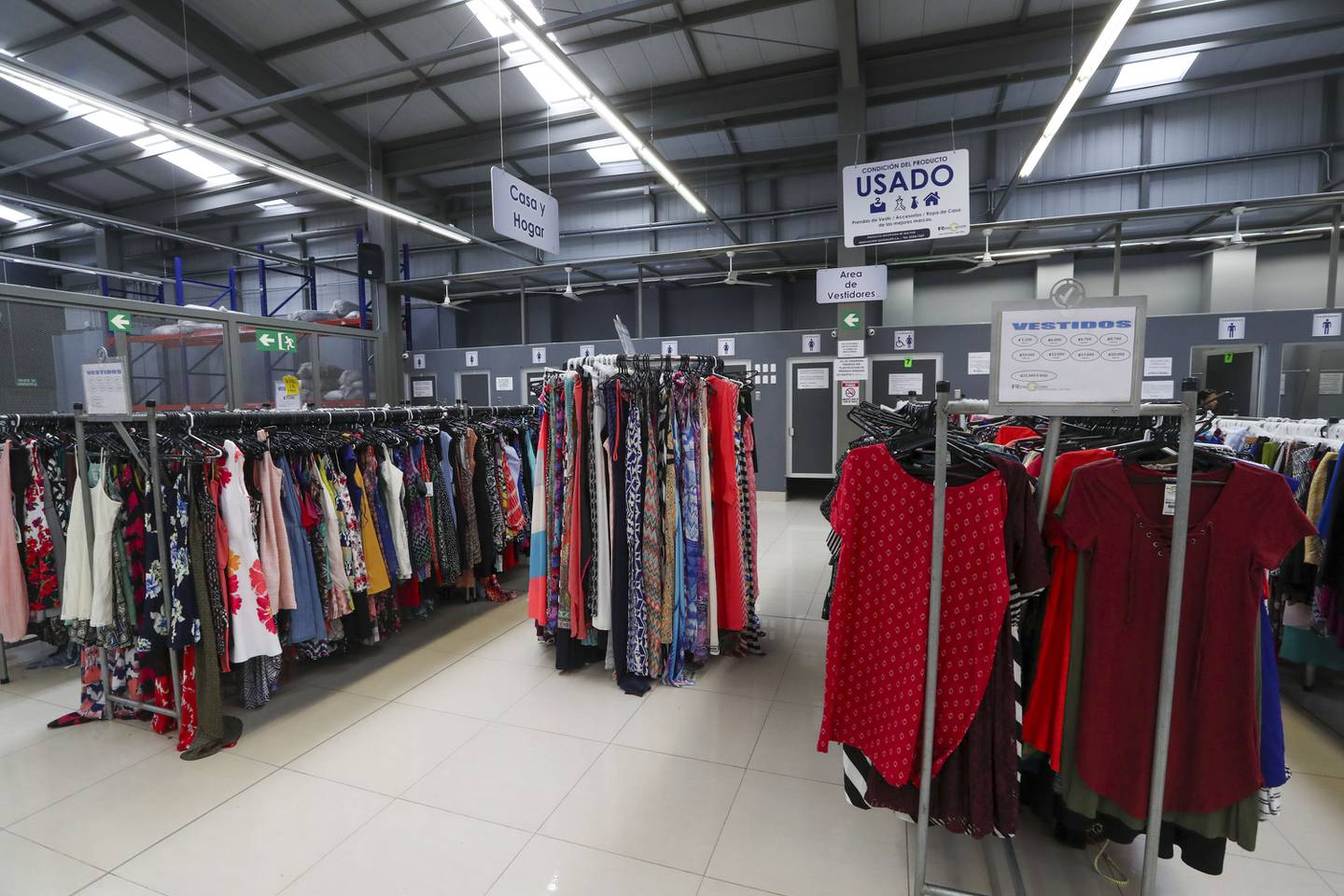 Exigencia de lavar ropa usada del exterior enfrenta a importadores,  Gobierno y textileros | La Nación