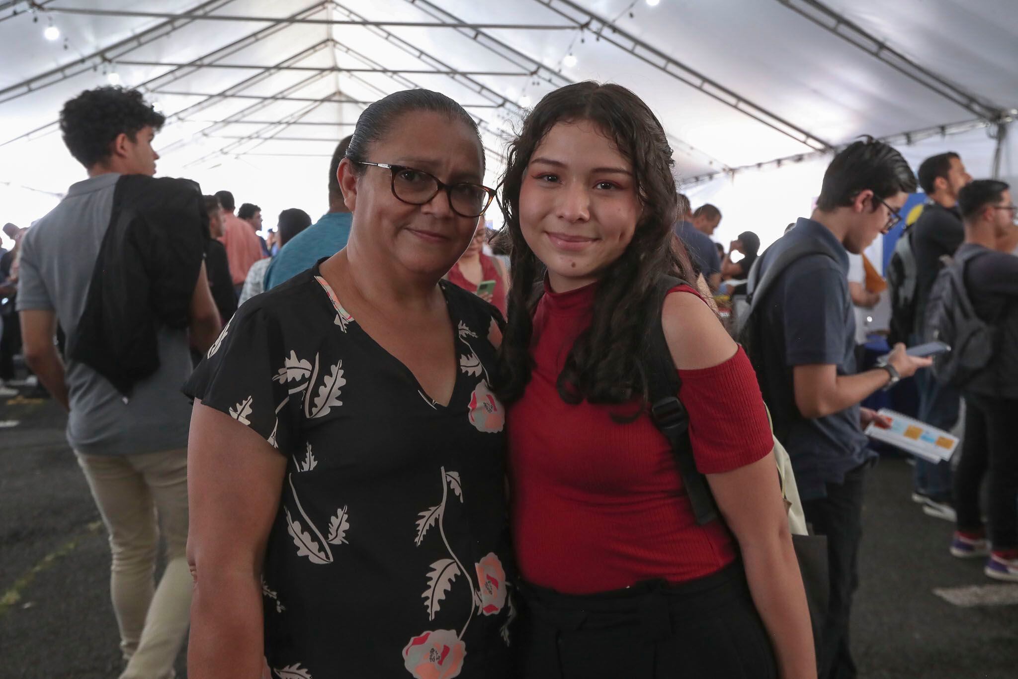 Karla Sandoval acompañó a su hija, Sara Malespín, en la feria de empleo que se desarrolló este lunes en el Colegio de Ciencias Económicas. 