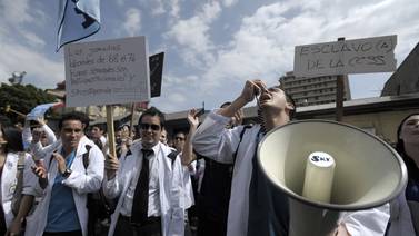Internos de Medicina   mantienen las  protestas  
