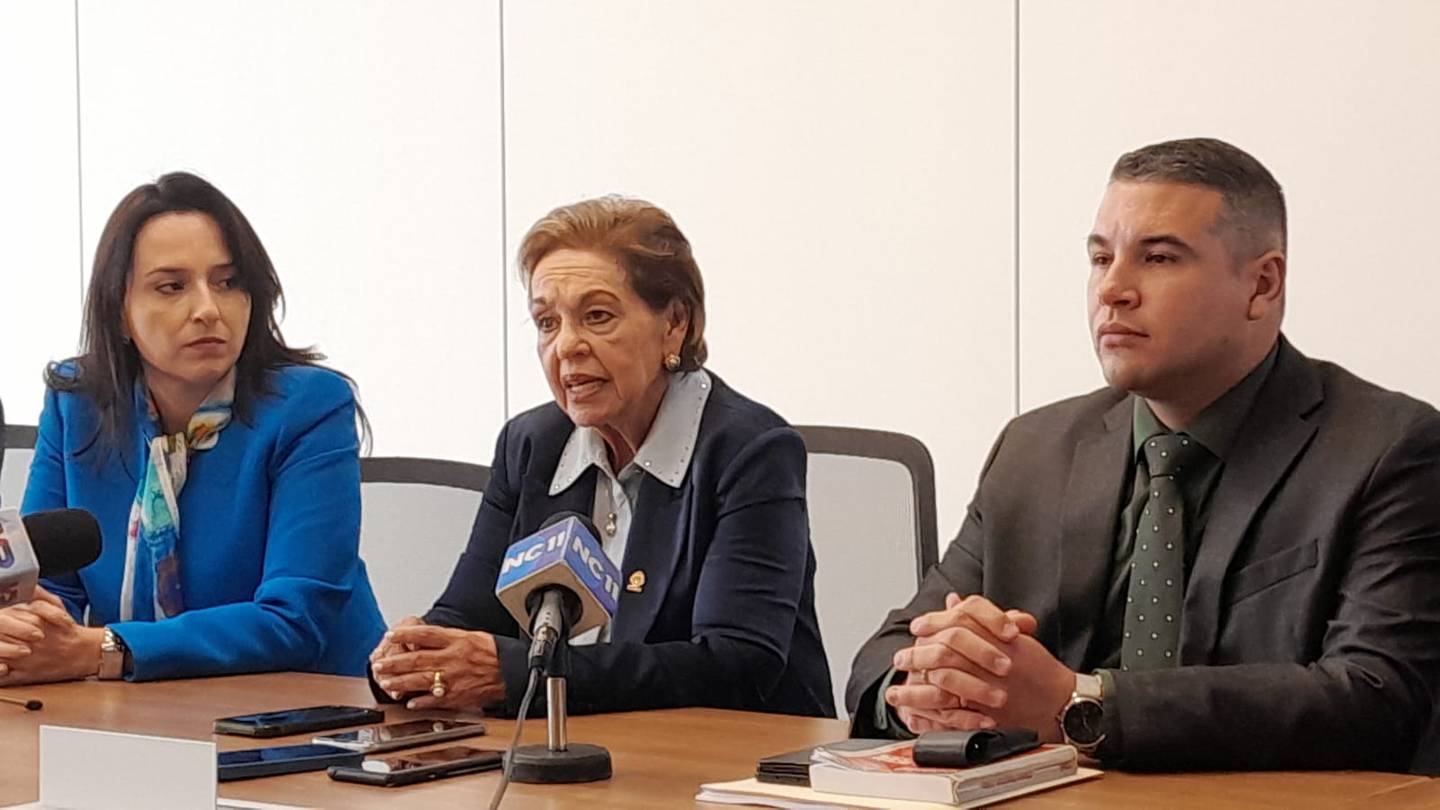 La vicepresidenta del Congreso, Gloria Navas (al centro), ofrece declaraciones junto a la ministra de la Presidencia, Natalia Díaz; y el director del ICD, Fernando Ramírez Serrano.