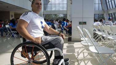 Atleta en silla de ruedas tiene en sus brazos la fuerza para levantar pesas y el talento de pintor