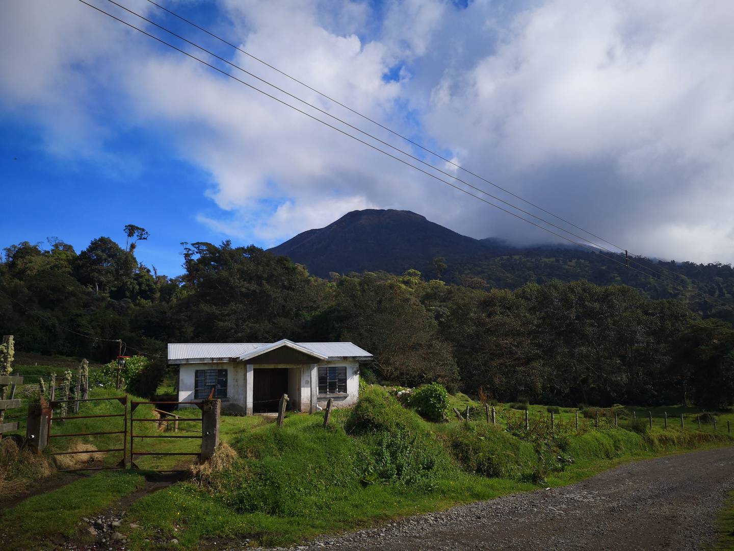 De camino hacia El Tapojo, el volcán Turrialba se observa con forma de pirámide truncada. Foto: H. Solano.
