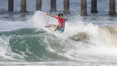 Carlos 'Cali' Muñoz se despide del US Open of Surf en el tercer lugar