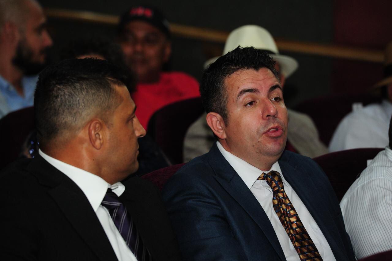 Roberto Alonso Rímola Real (a la derecha), alcalde electo de Parrita, asistió a la juramentación para asumir el cargo, en el TSE. Foto: Marvin Caravaca