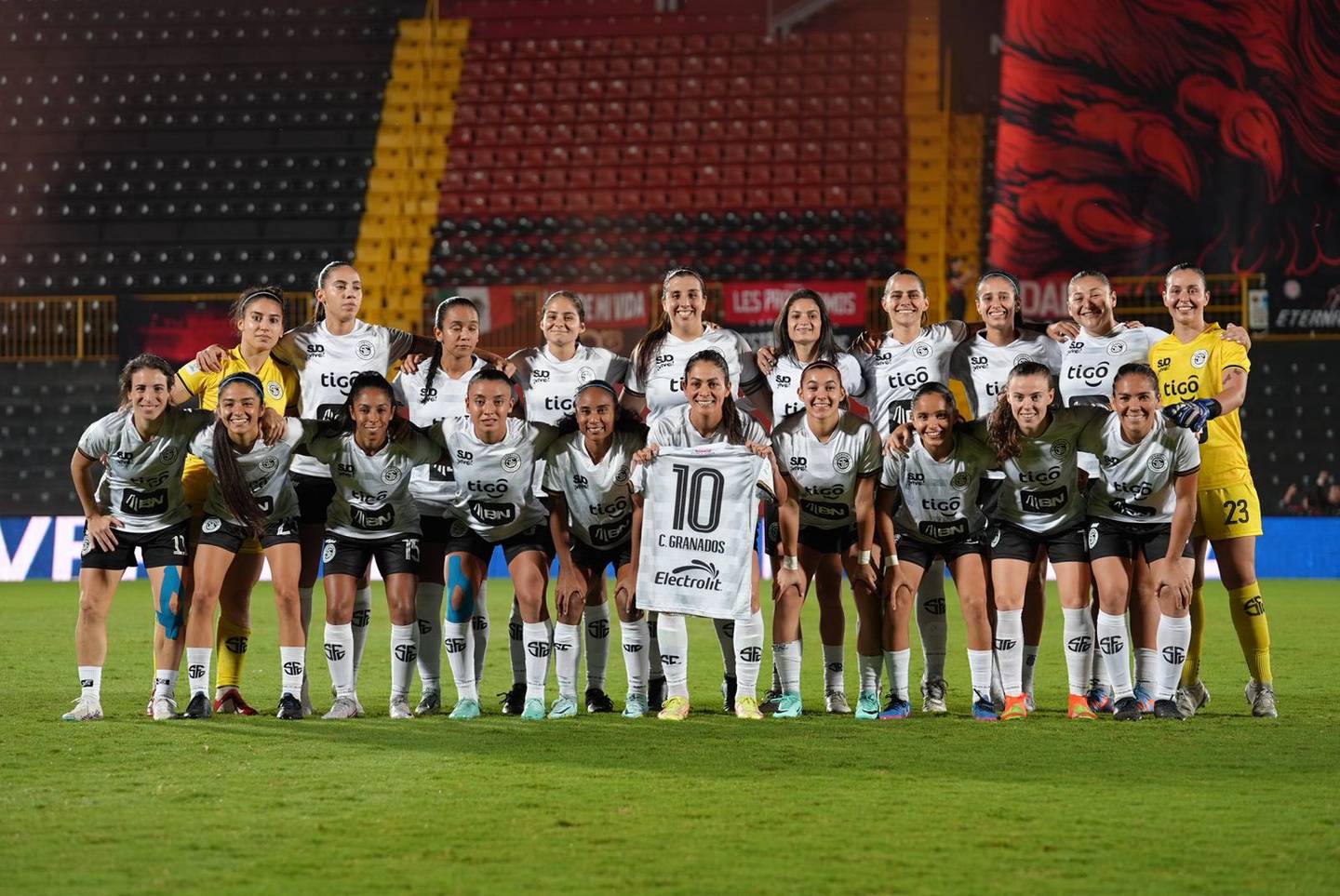 Carol Sánchez mostró la camisa de Cristin Granados antes de que empezara el partido de ida de la final femenina contra Liga Deportiva Alajuelense.