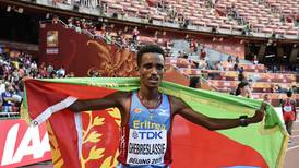 Eritreo de 19 años ganó maratón del Mundial de Atletismo en Pekín