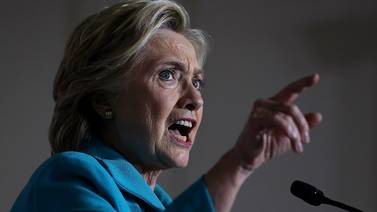 Clinton critica reapertura de investigación del FBI sobre correos y Trump se aprovecha