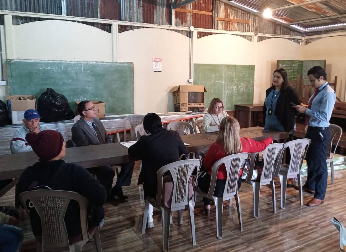 Autoridades y padres de familia se reúnen en Casa Mata buscando soluciones ante inminente cierre de la escuela. (Keyna Calderón)