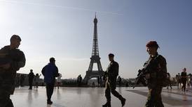 Hombre detenido con cuchillo en la Torre Eiffel fue internado en hospital psiquiátrico